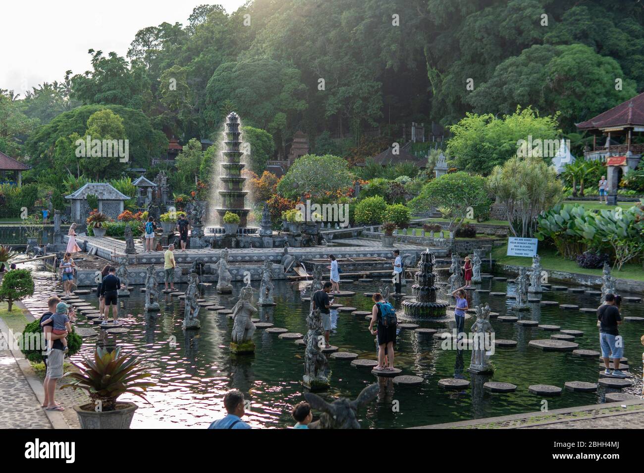 Il Tempio Balinese Taman Tirrtagangga appena fuori Amed Foto Stock