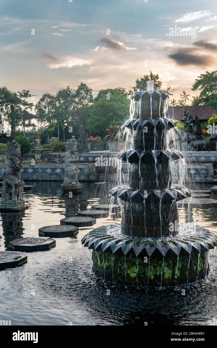 Il Tempio Balinese Taman Tirrtagangga appena fuori Amed Foto Stock