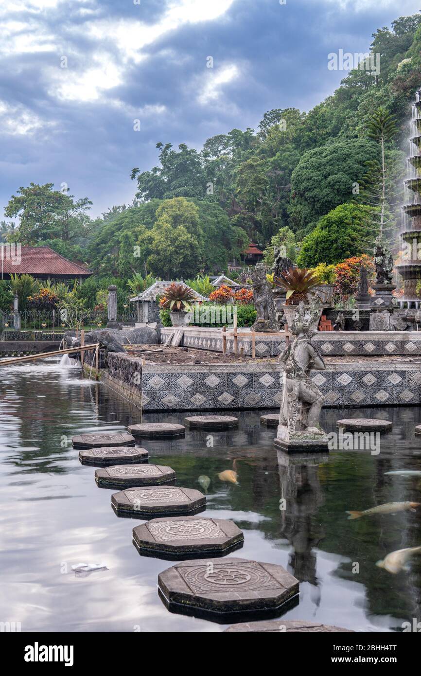 Il Tempio Balinese Taman Tirrtagangga appena fuori Amed Foto Stock