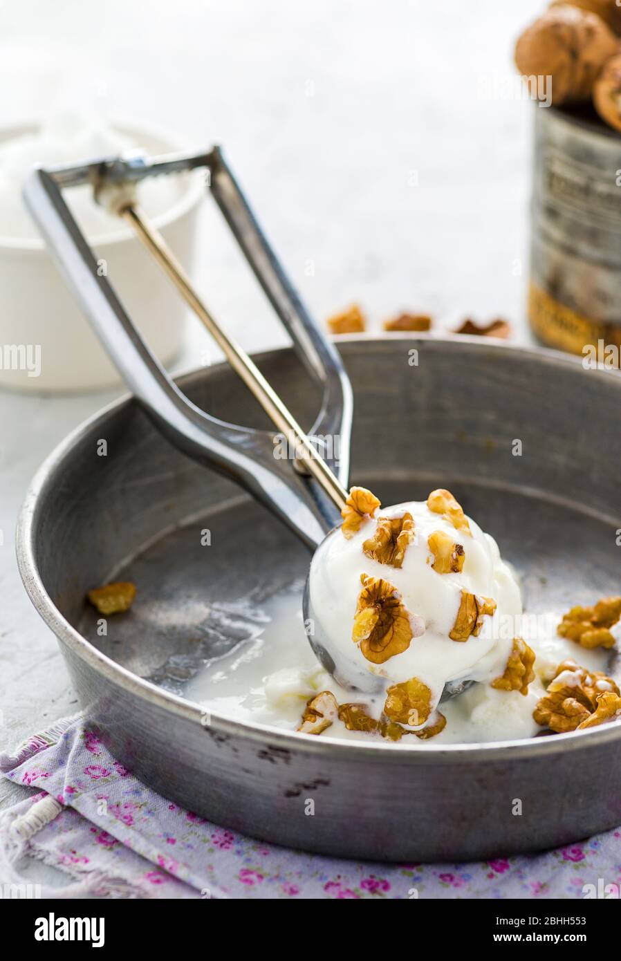 Una palla di gelato alla vaniglia con noci cremose Foto Stock