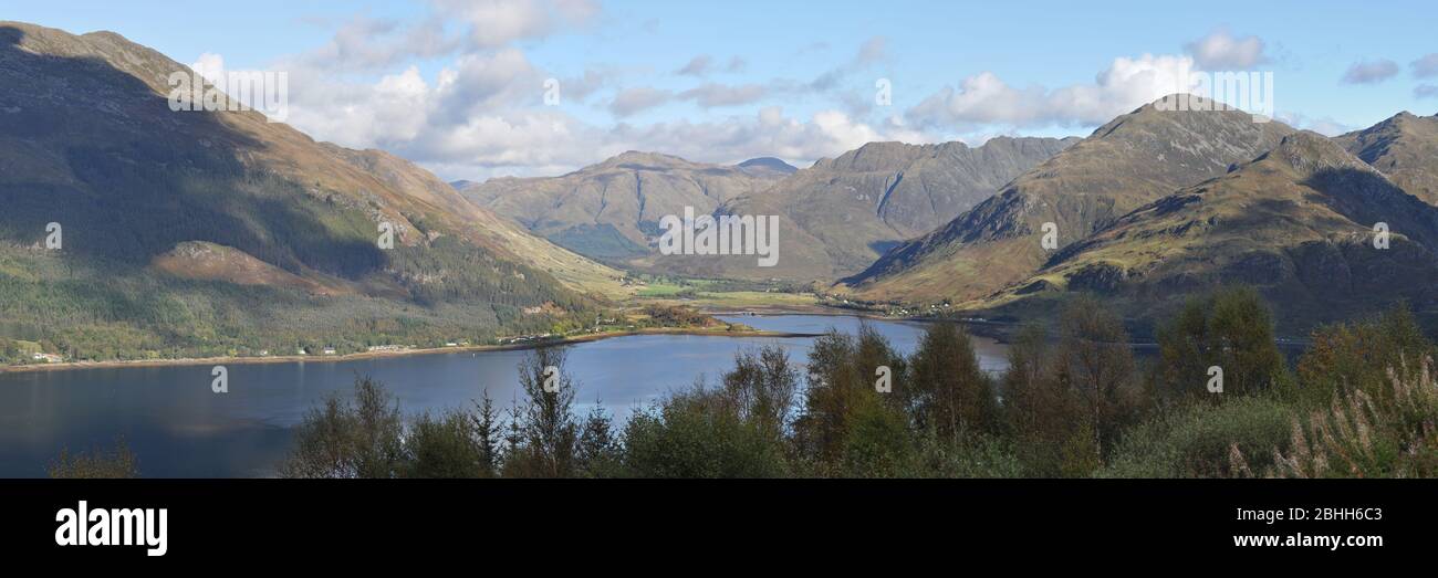 Vista dal Passo Ratagan, MAM Ratagan, di Loch Duich e le Suore di Kintail, Scottish Highlands 3:1 Panorama Foto Stock