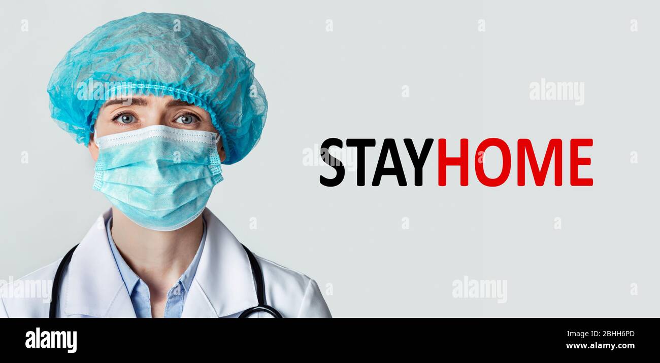 Medico in cappello medico e maschera con parole SOGGIORNO A CASA su sfondo grigio, panorama. Collage Foto Stock