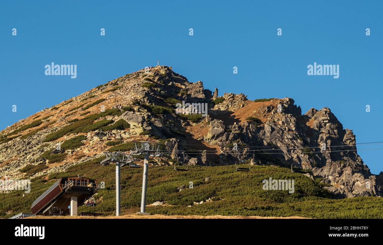Predne Solisko montagna picco con stazione superiore di seggiovia vicino Chata pod Soliskom sopra Strbske Pleso in autunno Vysoke Tatry montagne in Slovacchia Foto Stock