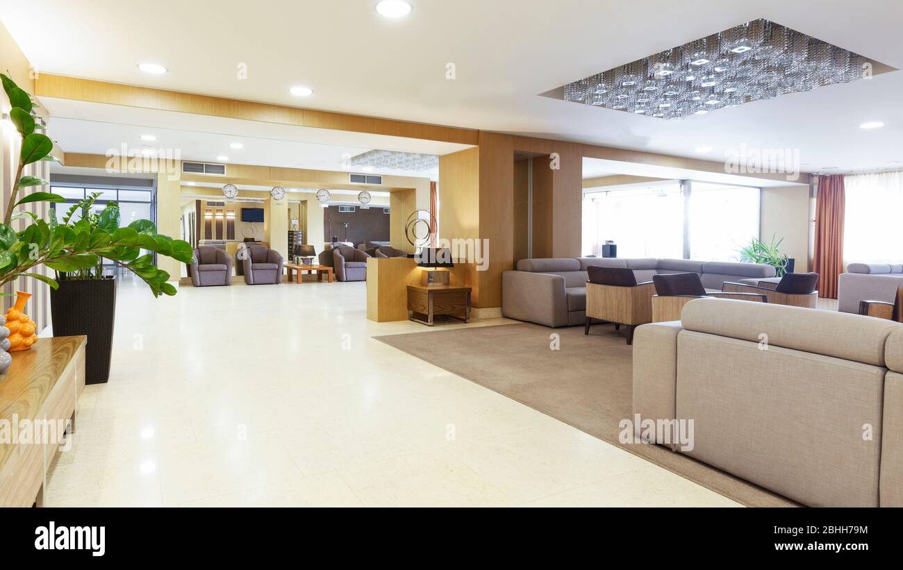 All'interno della lobby, il ricevimento dell'hotel è aperto di giorno Foto Stock