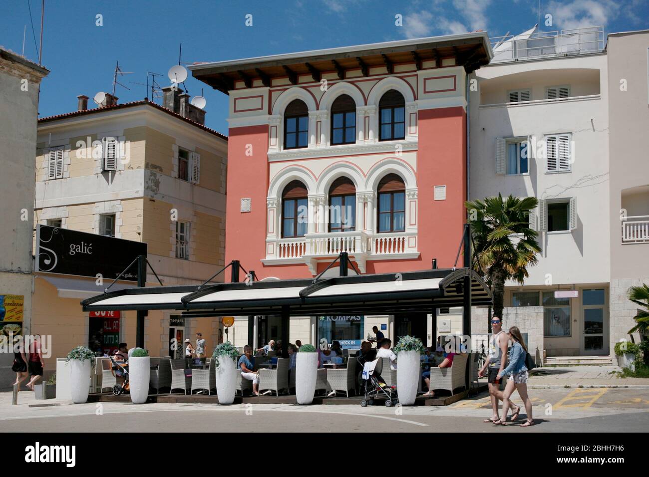 Bella vecchia casa e un caffè sul bordo di una piazza in Parenzo Foto Stock