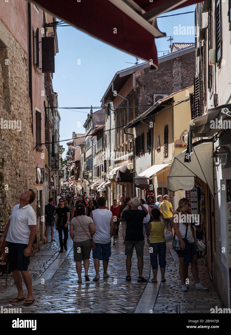 Vista su una strada affollata nella città vecchia di Porec Foto Stock