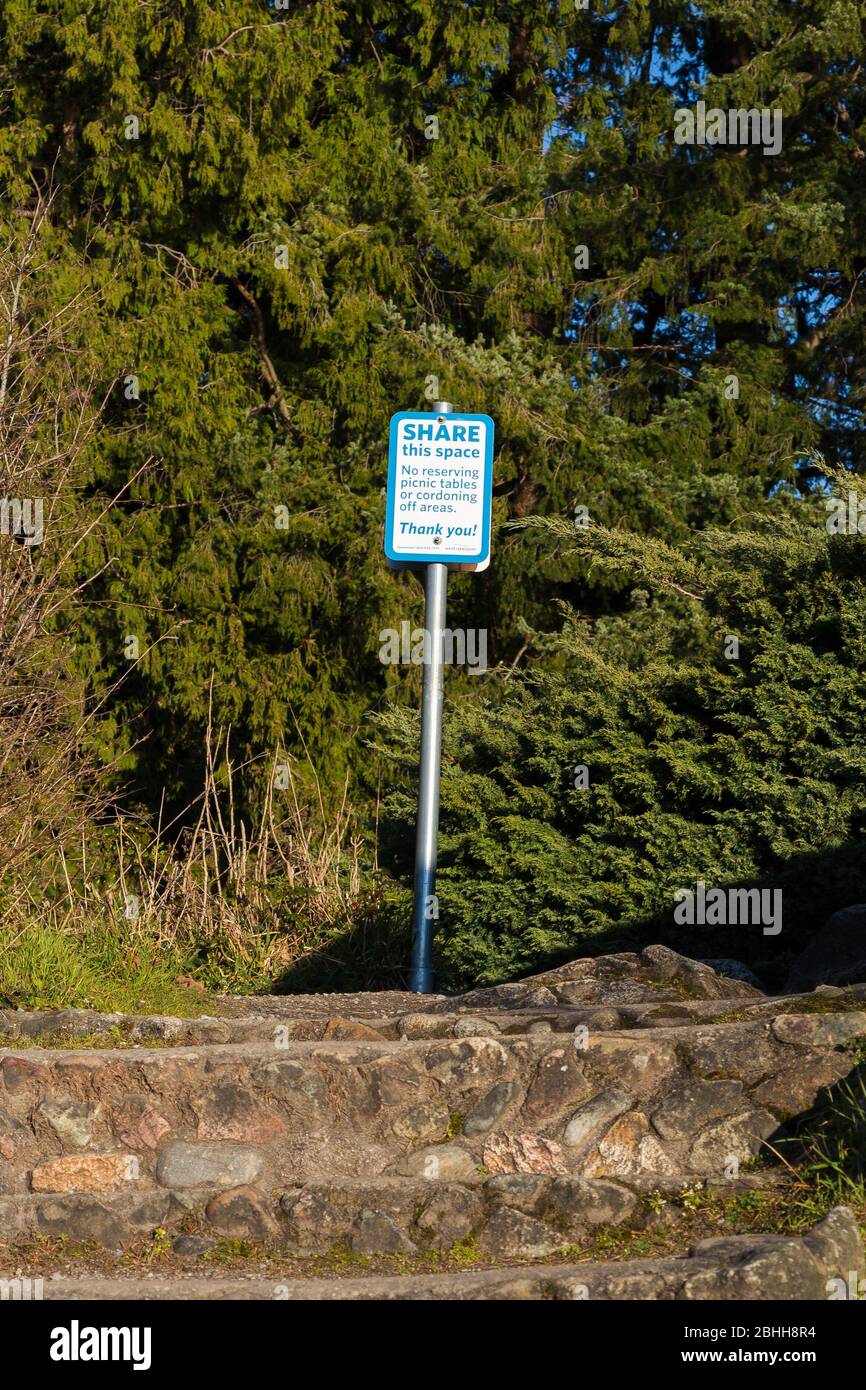 WEST VANCOUVER, BC, CANADA - 18 MARZO 2020: Cartello del parco al Whytecliff Park che incoraggia la gente a condividere lo spazio. Foto Stock