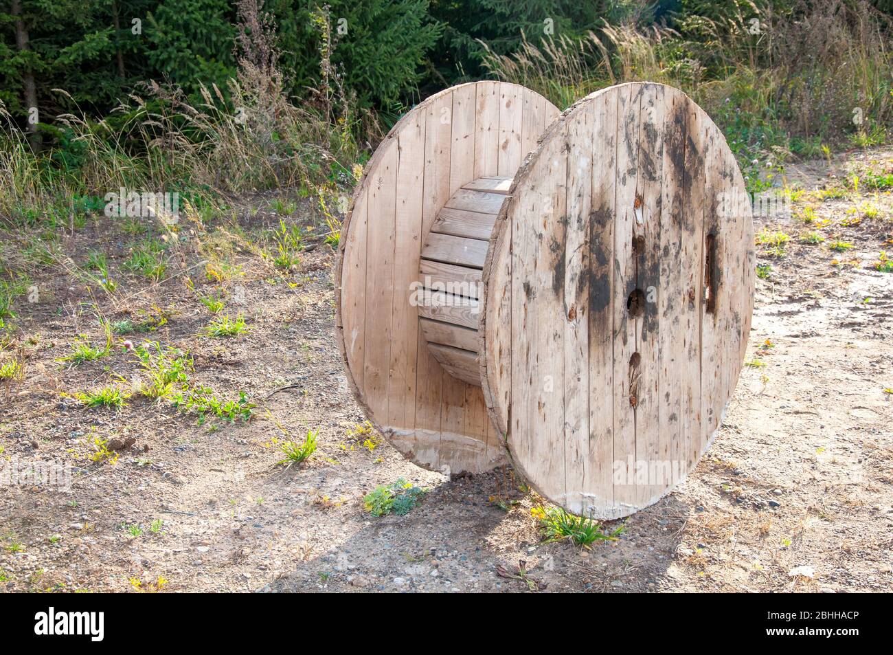 Grandi bobine di cavo in legno si erige a terra Foto Stock