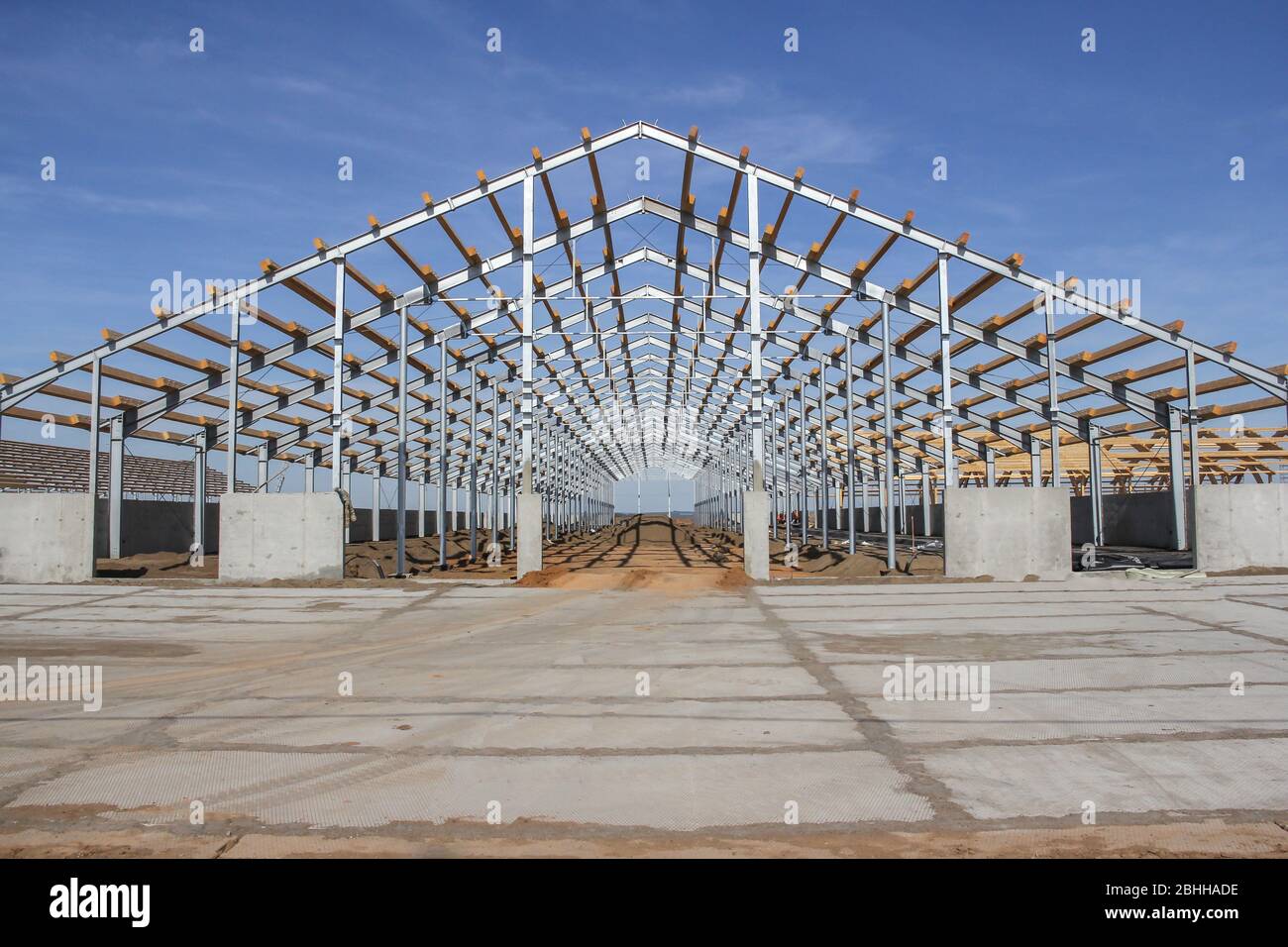 La struttura dell'edificio è realizzata in travi di acciaio. Costruzione senza l'uso di mattoni. Foto Stock