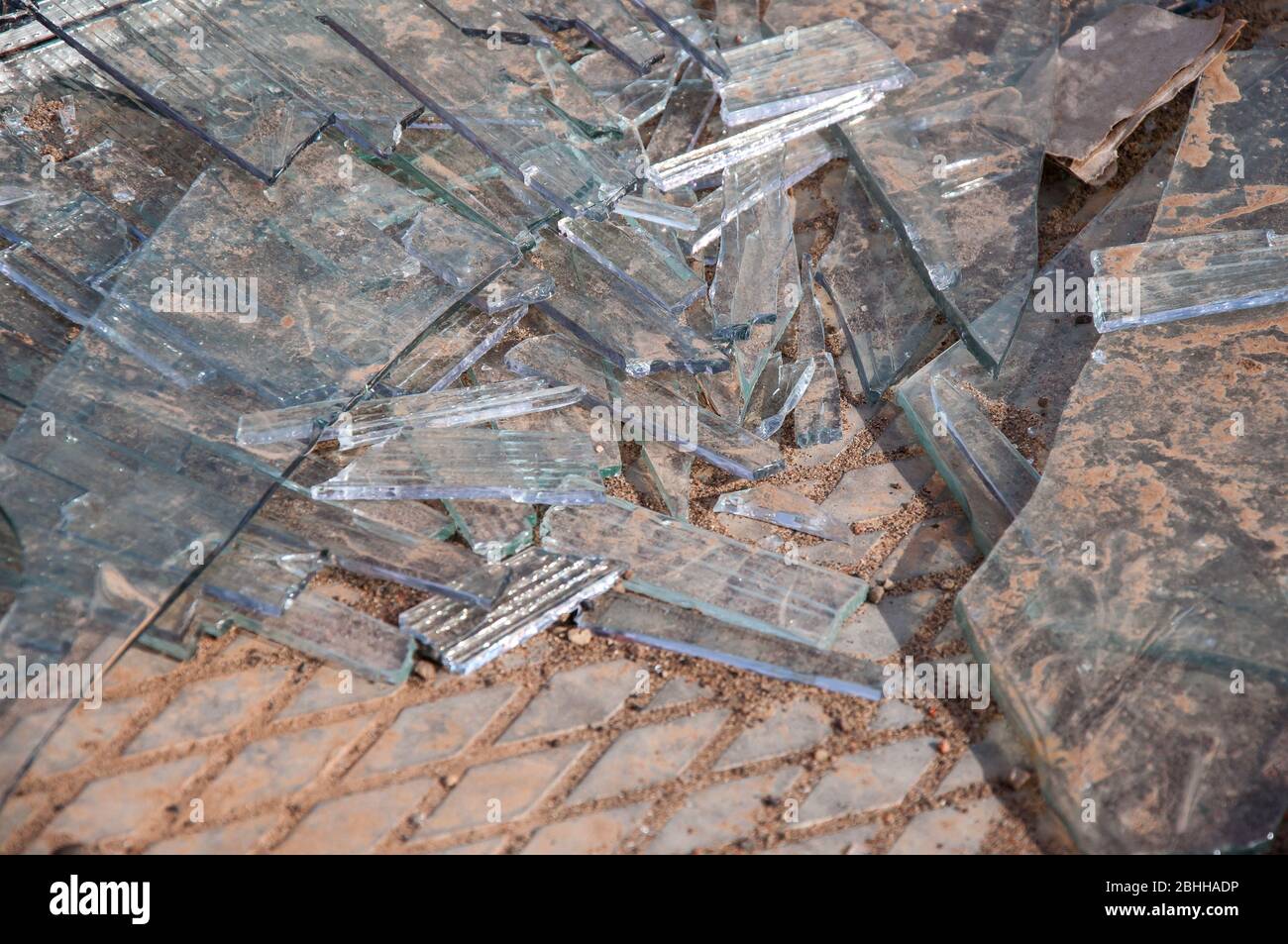 Grandi e piccoli vetri su un campo di cemento. Vetro rotto Foto Stock