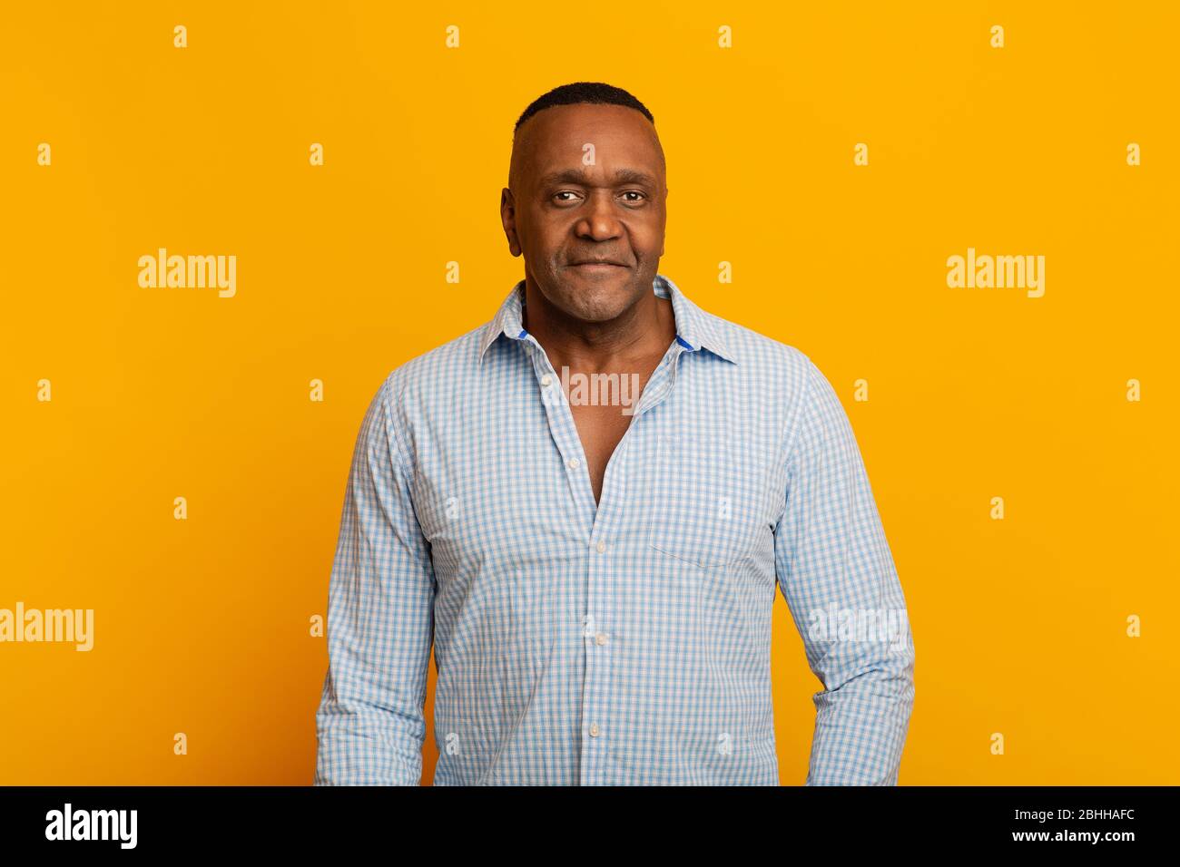 Ritratto di uomo afro-americano maturo e fiducioso Foto Stock