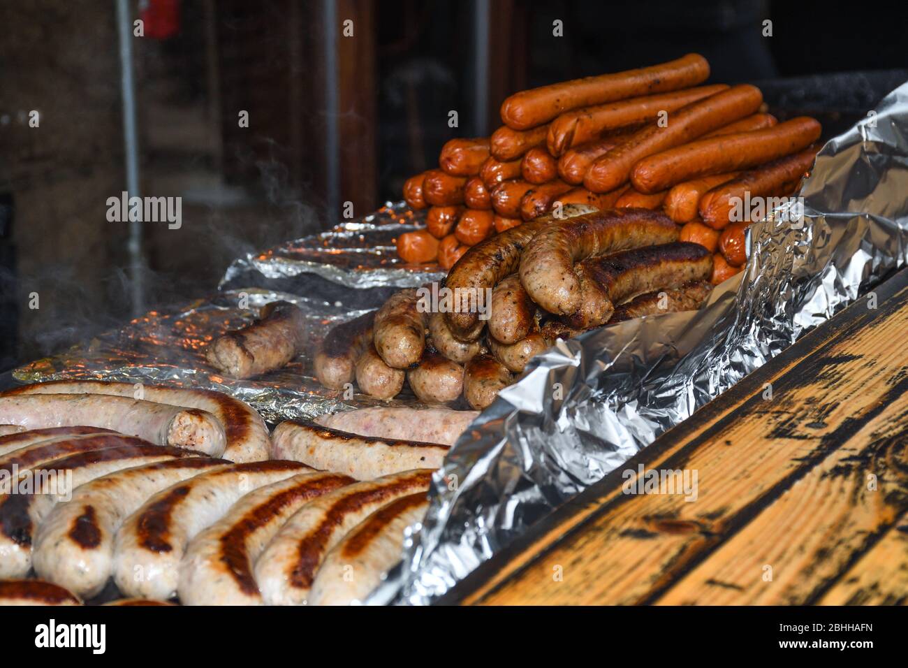 Barbecue salsicce tedesche alla griglia da un venditore a Borough Market, Londra UK Foto Stock