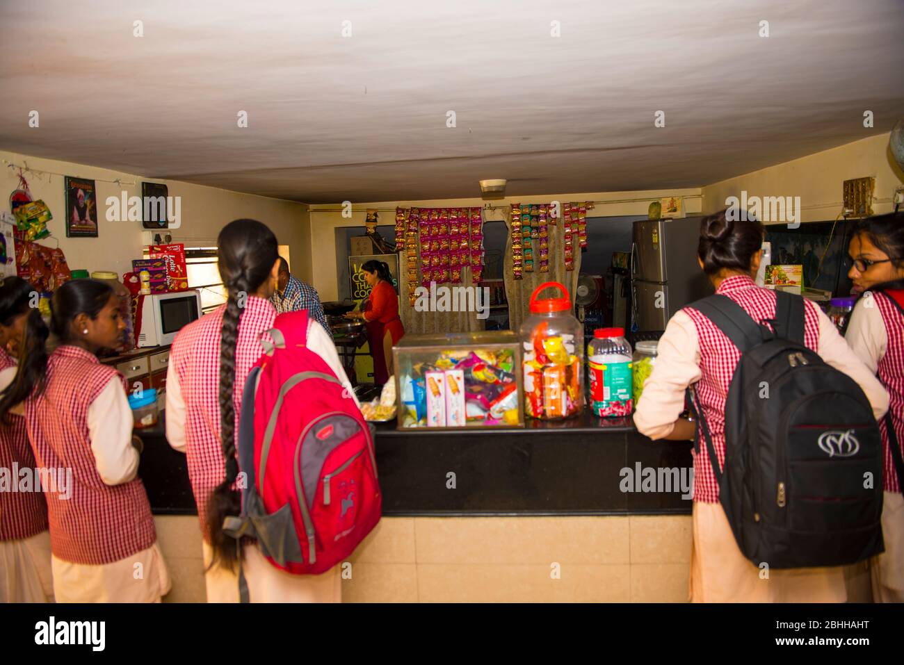 Bhopal / India 11 marzo 2019 ragazze indiane studentesse all'interno della mensa scuola acquistare cibo per il pranzo a Bhopal in Madhya Pradesh Foto Stock