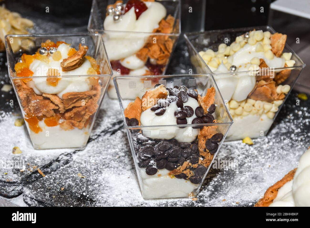 Buffet Di Cibi Da Bar A Bordo Piscina Durante Il Brunch Dell Hotel Catering In Giardino Evento Di Blogger Banchetti Matrimoni Festosi Dessert Dolci Celebrati Foto Stock Alamy