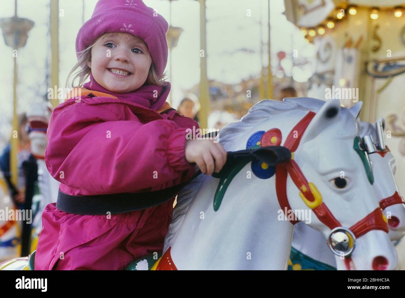 Una giovane ragazza su un giro allegro, giostra in un campo da fiera, luna Park, parco divertimenti, Inghilterra, Regno Unito Foto Stock