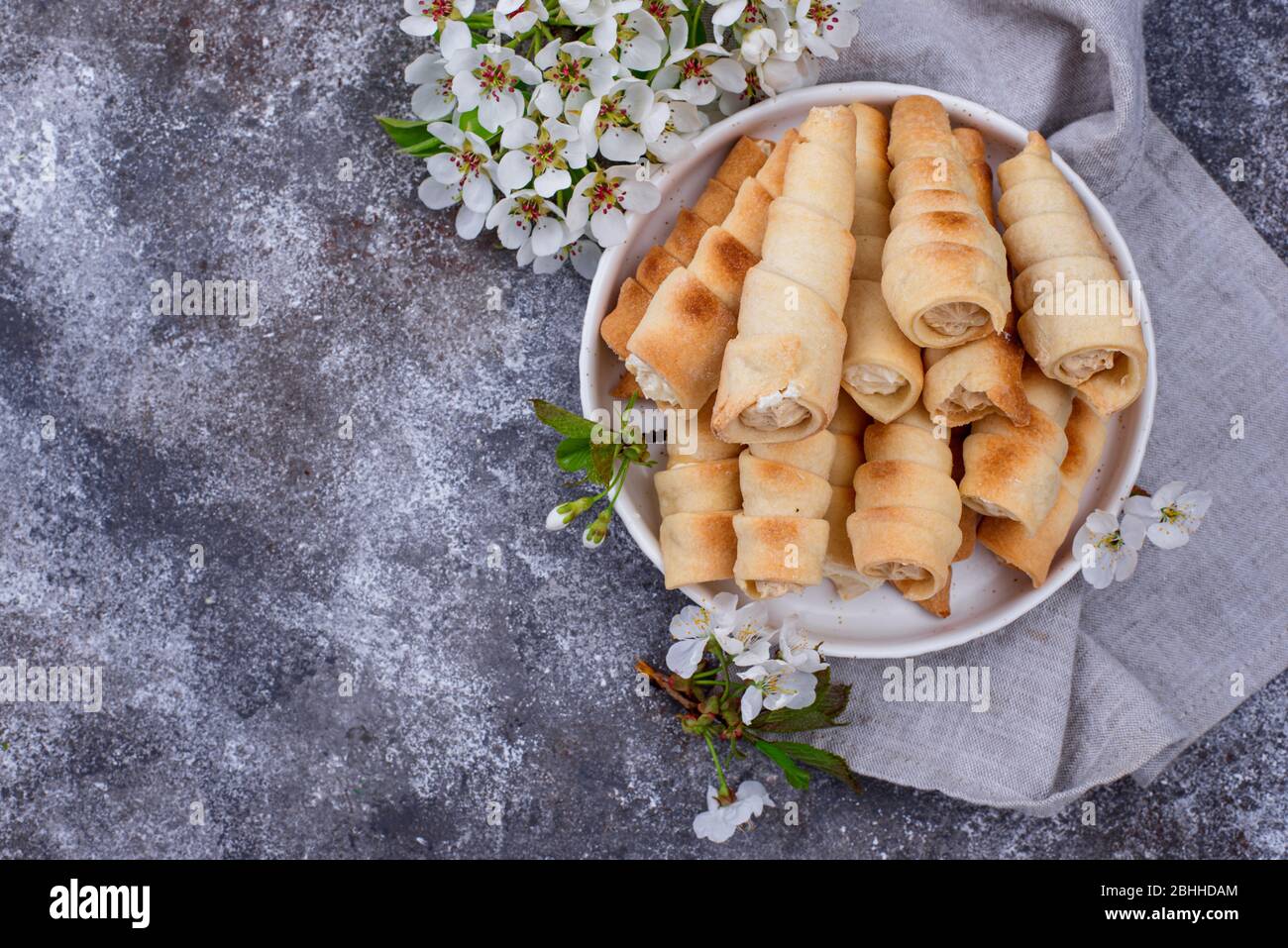 Tubule dolce o coni con crema Foto Stock