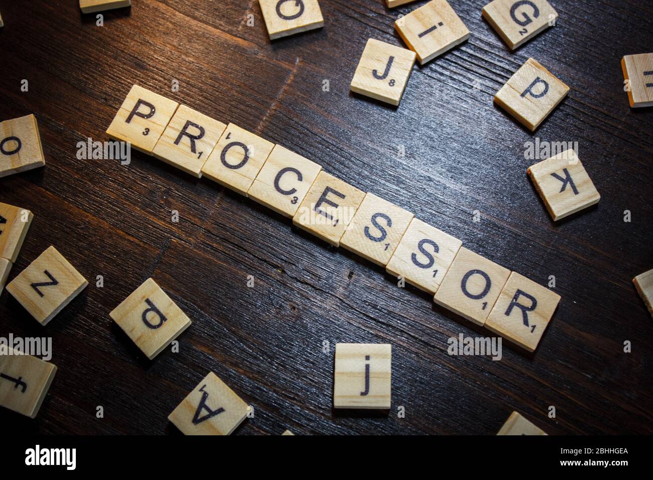 Elaboratore di parole o frasi realizzato con lettere scrabble su un tavolo  nero Foto stock - Alamy
