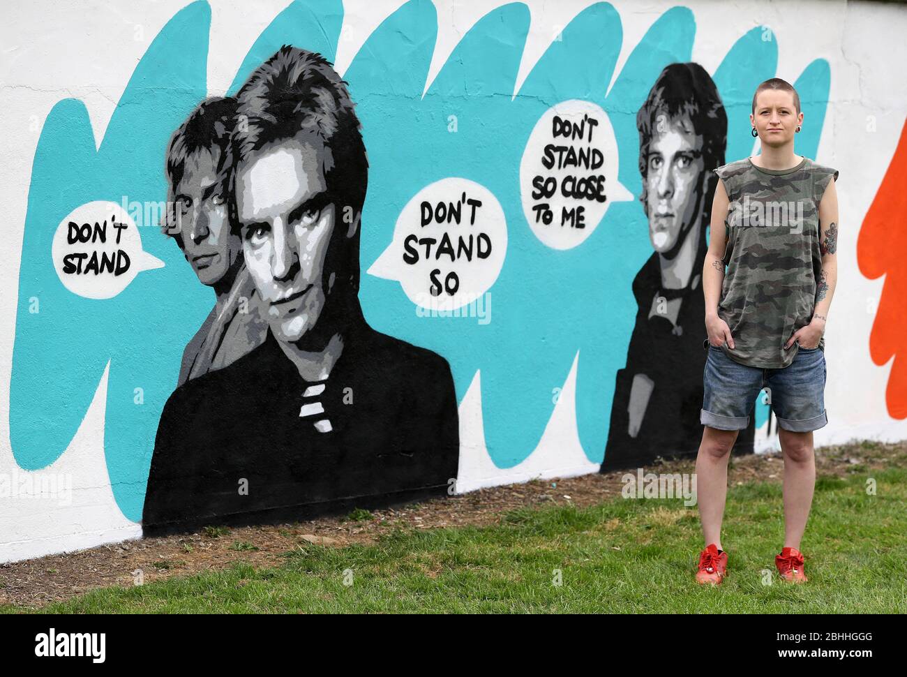 L'artista irlandese emmalene Blake con il suo murale della polizia a Dublino Sud. Questo è l'ultimo della serie "Stay at Home" dell'artista di Dublino che incoraggia la gente a rimanere attaccata alle distanze sociali. Altri artisti sono stati Dua Lipa, Robyn e Cardi B. Foto Stock