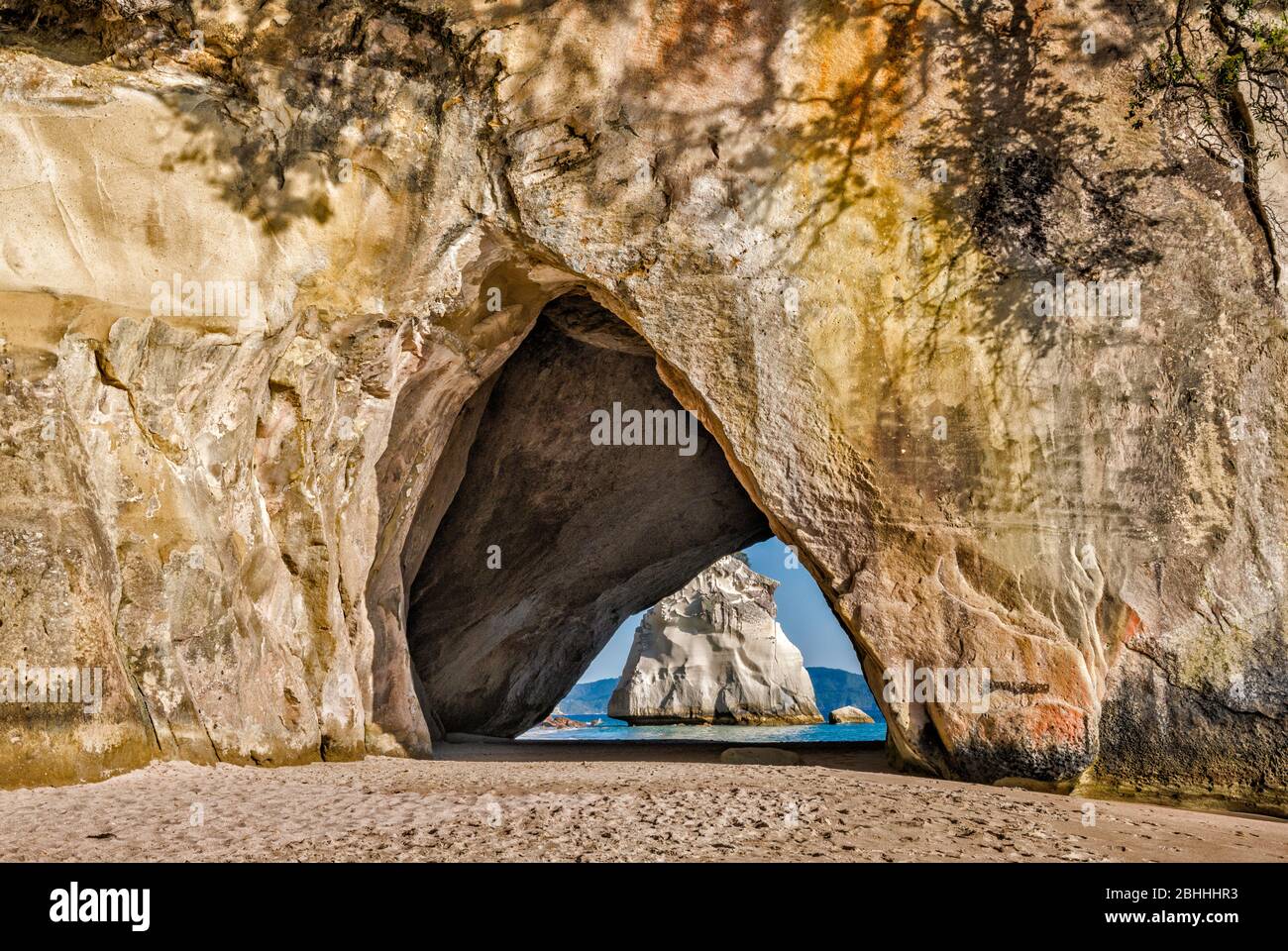 Arco di roccia a Cathedral Cove vicino alla città di Hahei, Penisola di Coromandel, Regione di Waikato, Isola del Nord, Nuova Zelanda Foto Stock