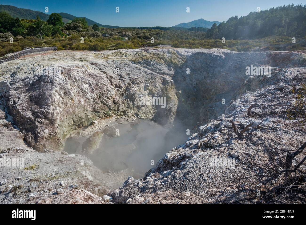Cratere di Aga Whanaraki, Wai-o-Tapu Thermal Wonderland, Taupo Volcanic zone, Waikato Region, North Island, Nuova Zelanda Foto Stock