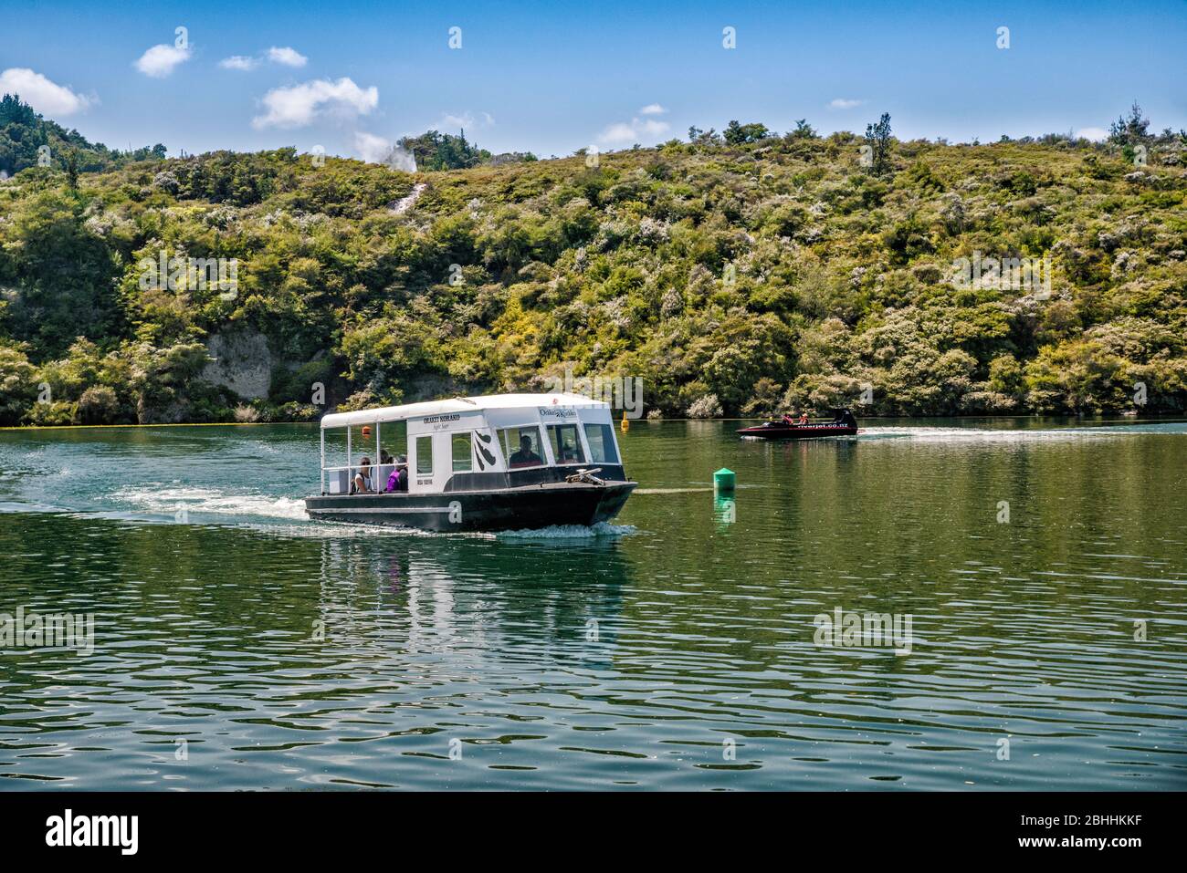 Barca che trasporta i visitatori attraverso il lago Ohakuri al Parco Termale di Orakei Korako, alla zona vulcanica di Taupo, alla regione di Waikato, all'Isola del Nord, alla Nuova Zelanda Foto Stock