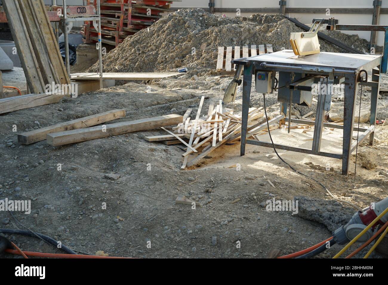 Buzz ha visto in cantiere. La lama dentellata sotto un coperchio protettivo in plastica. C'è legno tagliato in tavole e sega polvere intorno. Foto Stock