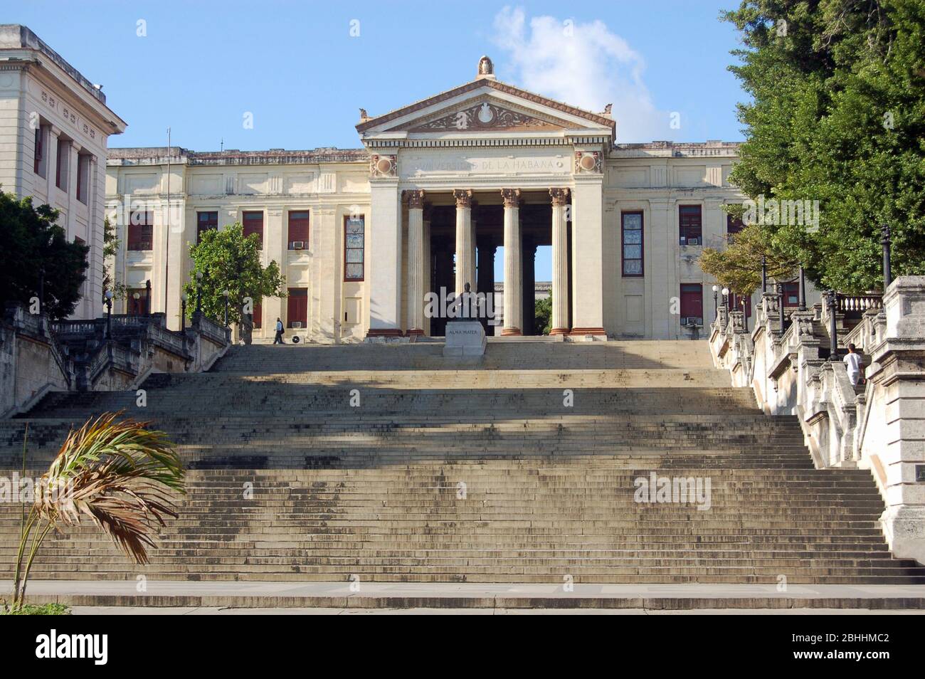 Passi impressionanti che portano all'Università dell'Avana, Cuba. Nel cuore del quartiere di Vedado, capitale, questo punto di riferimento è talvolta utilizzato per concerti Foto Stock