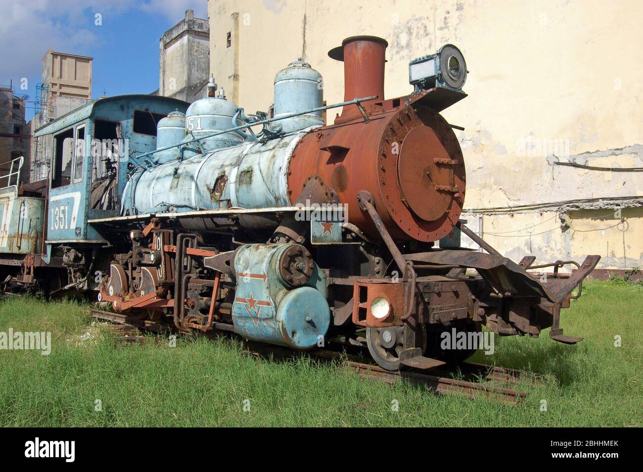 Un treno a vapore ruggine a Central Havana, Cuba. Foto Stock