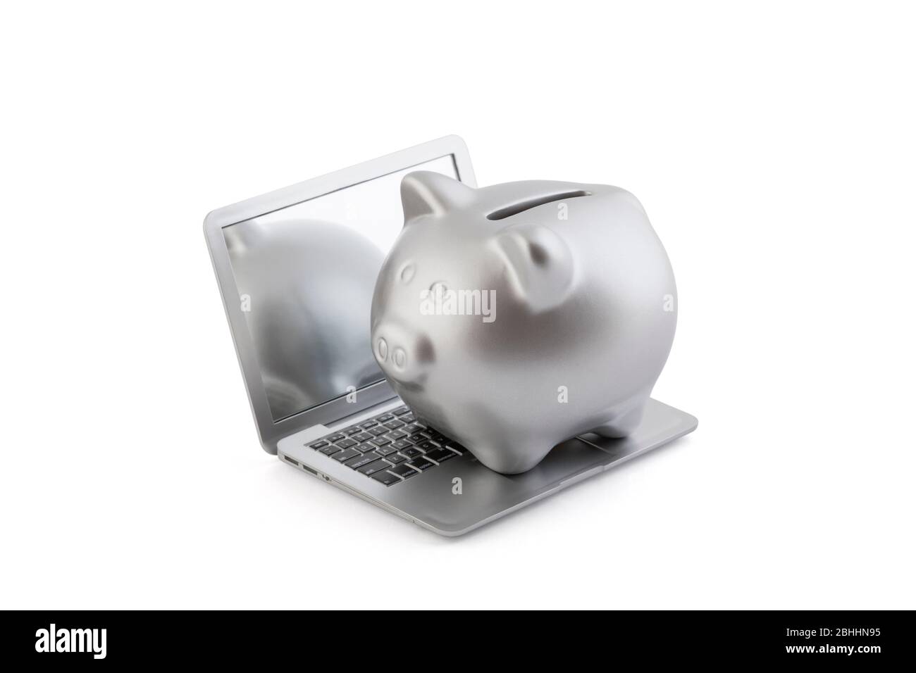 Piggy bank argento su notebook isolato su bianco con percorso di ritaglio Foto Stock Piggy bank argento su notebook isolato su bianco con percorso di ritaglio Foto Stock
