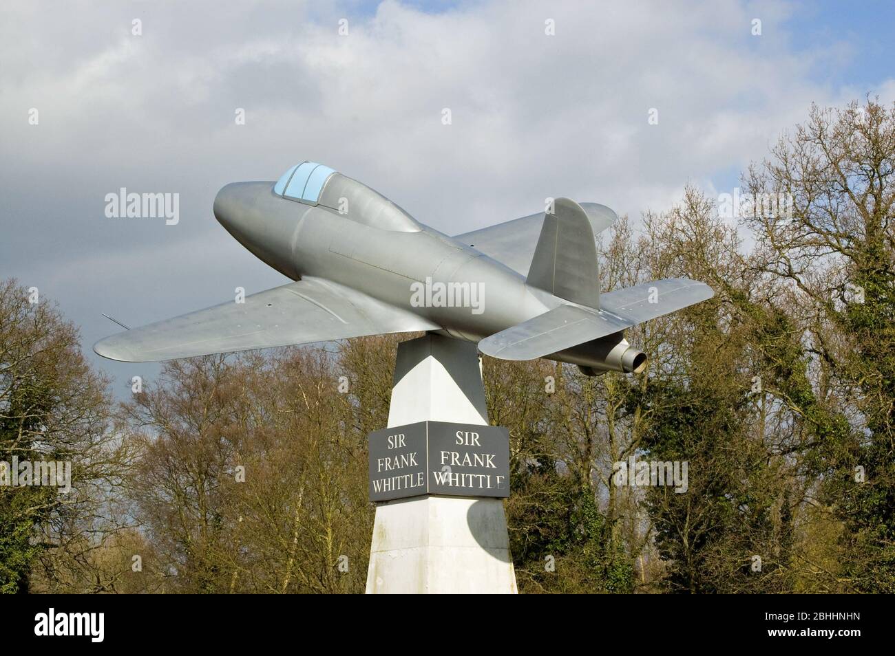 Un memoriale dedicato all'inventore della propulsione a reazione - Frank Whittle (1907 – 1996). Edge of Farnborough Airport è un modello su larga scala della Gran Bretagna Foto Stock