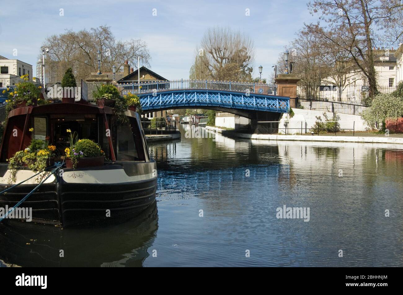 Uno dei viadotti stradali sui canali a Little Venice a Paddington, Londra Ovest. La pittoresca area è dove il Regent's e il Canal Grande Union Foto Stock