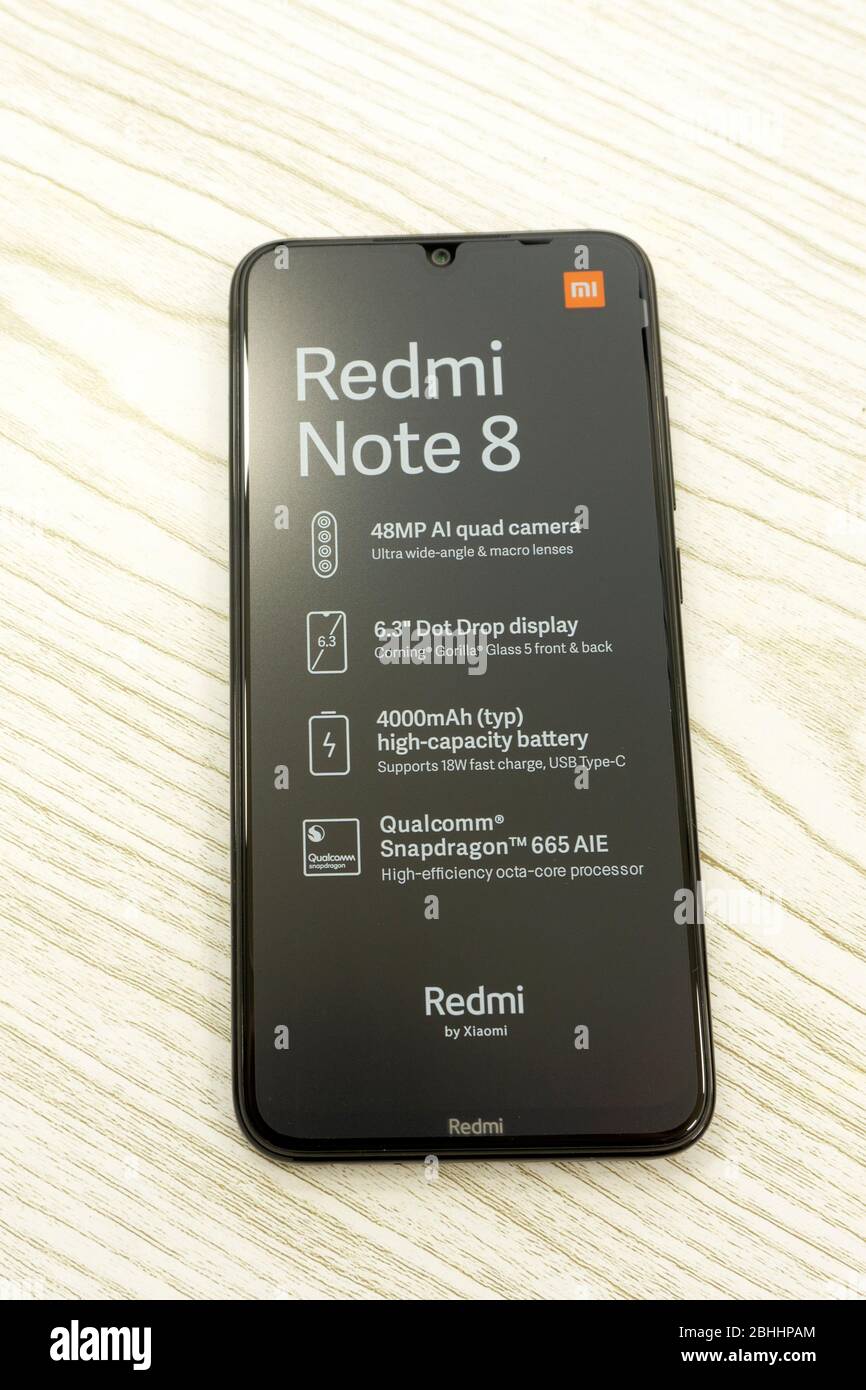 Russia Berezniki 06.12.2019 : lo smartphone Android Xiaomi Redmi Note 8 è costruito intorno a un display FHD 6.3. Foto Stock