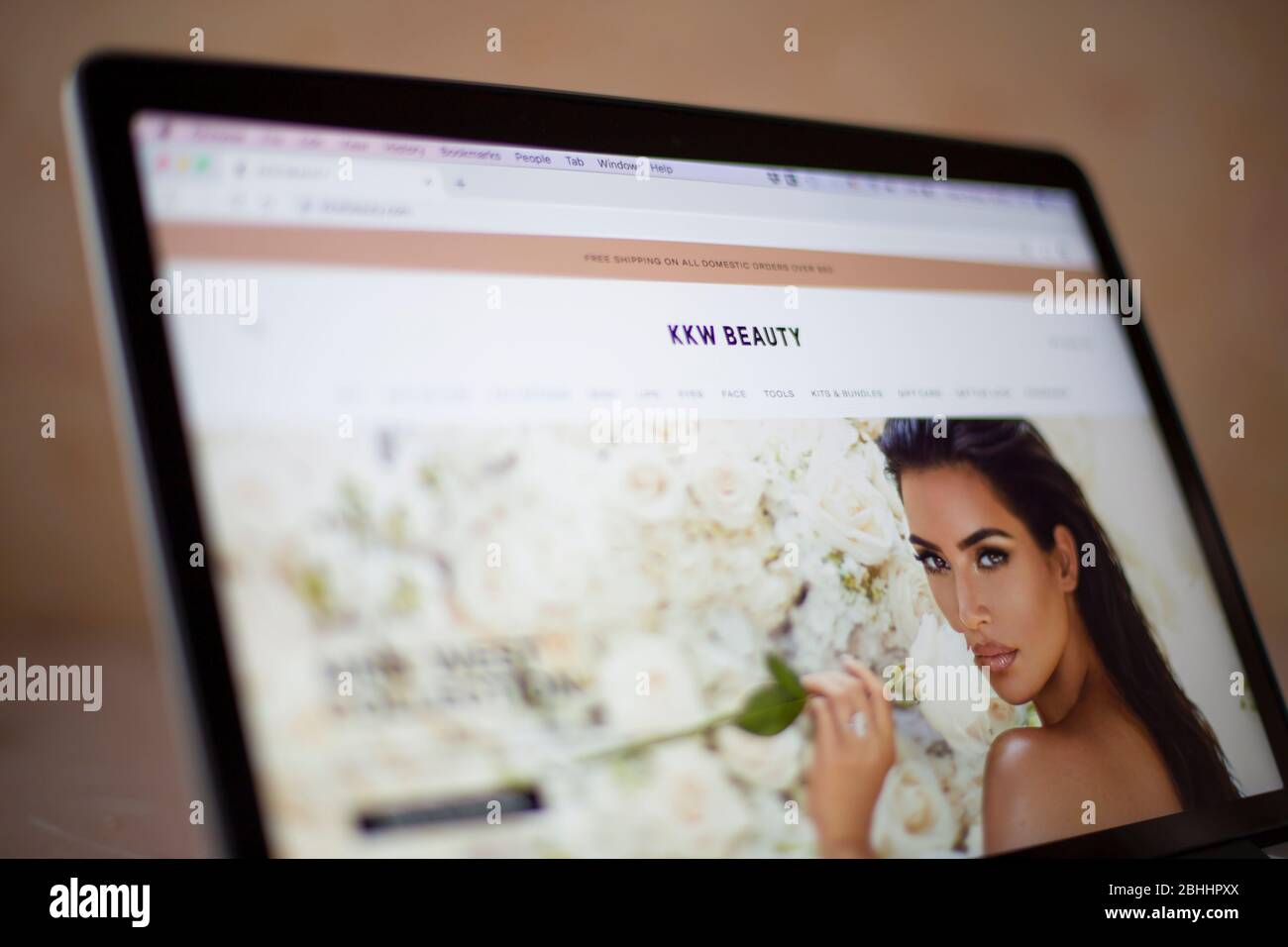 KKW Beauty sito web su schermo del computer. E' una cosmetica e fragranza di Kim Kardashian West. Foto Stock