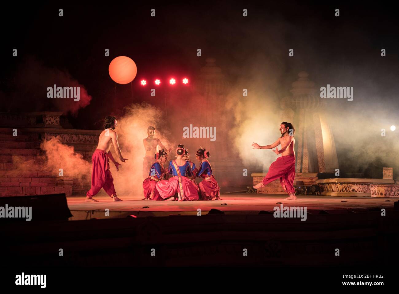 Khajuraho / India 24 Febbraio 2017 ballerini gruppo performance Bharatanatyam al Khajuraho Dance Festival 2017 in madhya pradesh India Foto Stock