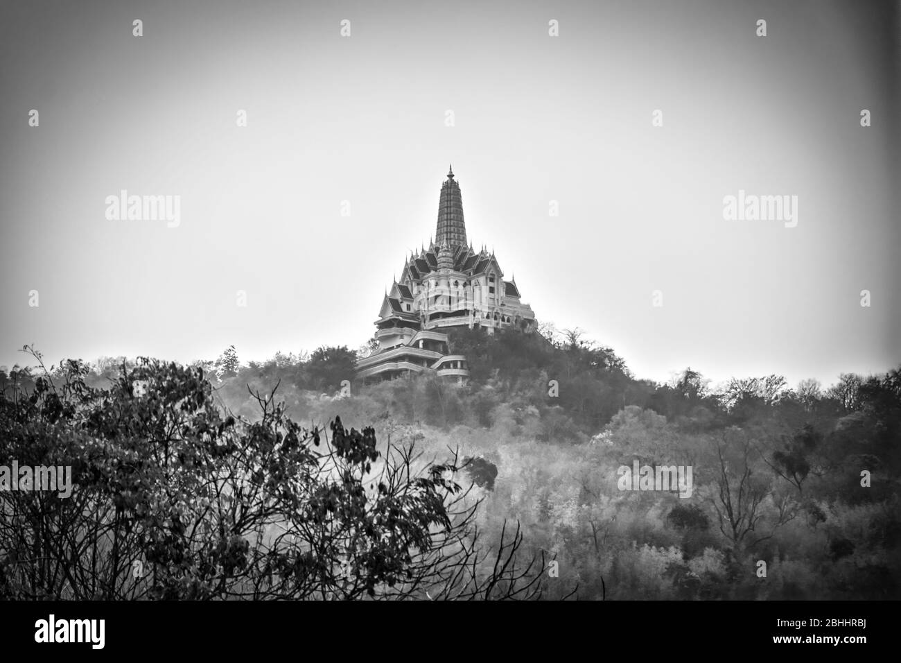 Vista panoramica del paesaggio presa da un treno sulla Ferrovia della morte nella provincia di Kanchanaburi in Thailandia Foto Stock