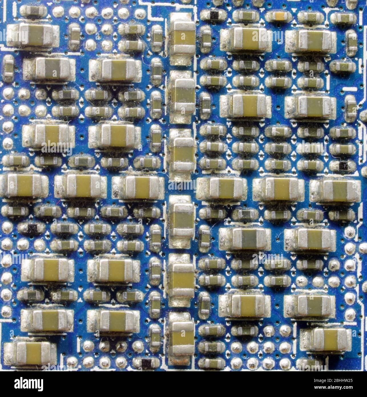 componenti elettronici miniaturizzati di un circuito integrato di una  scheda madre di un computer Foto stock - Alamy