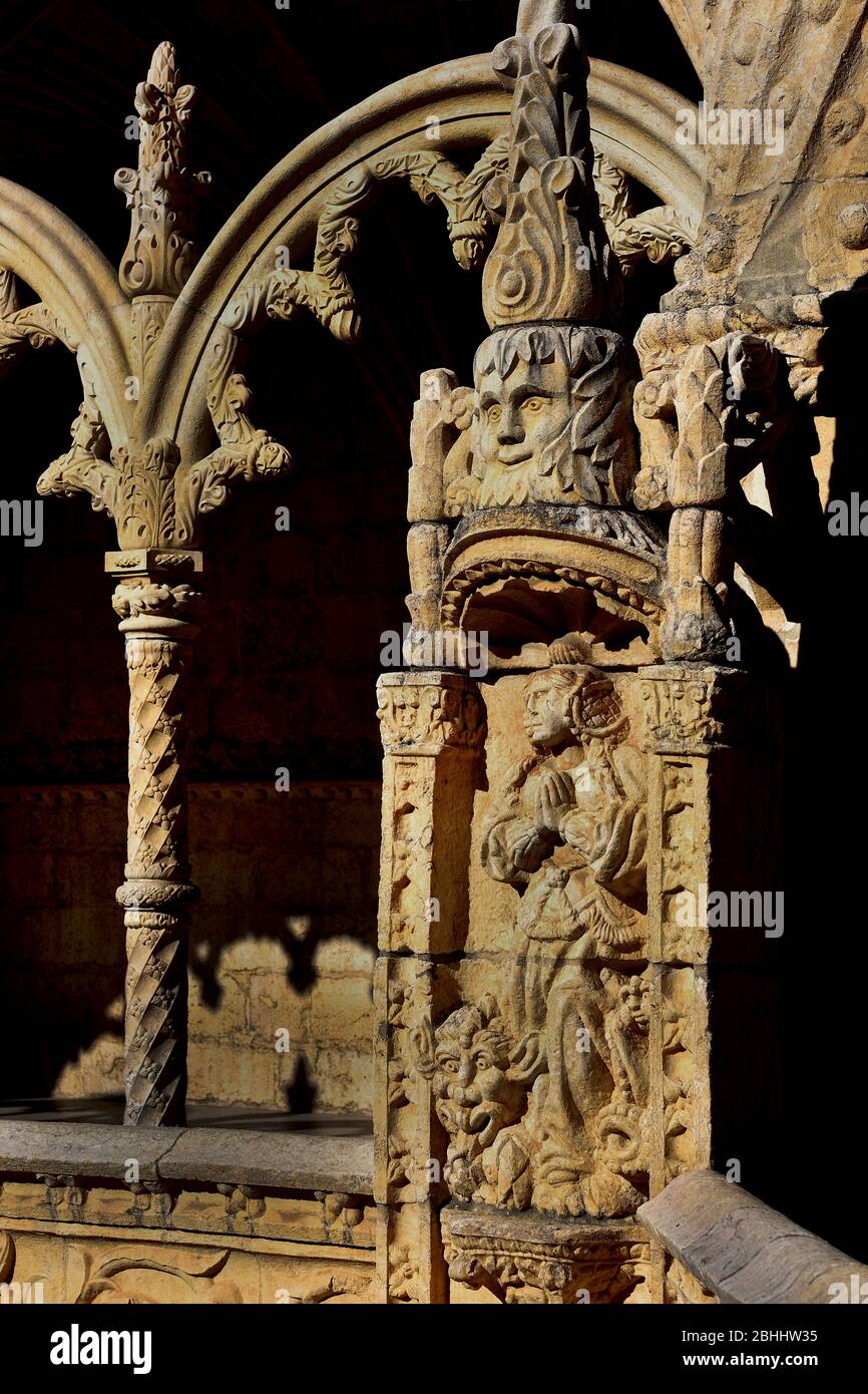 Il Monastero dos Jerónimos (1469-1521) Hieronymites monastero, è un chiostro ex-convento dell' Ordine di San Girolamo in prossimità del fiume Tago nella parrocchia di Belém ( Il monastero è uno dei più importanti esempi del Portoghese tardo gotica in stile manuelino di architettura di Lisbona.) Portoghese, Portogallo. Foto Stock Il Monastero dos Jerónimos (1469-1521) Hieronymites monastero, è un chiostro ex-convento dell' Ordine di San Girolamo in prossimità del fiume Tago nella parrocchia di Belém ( Il monastero è uno dei più importanti esempi del Portoghese tardo gotica in stile manuelino di architettura di Lisbona.) Portoghese, Portogallo. Foto Stock