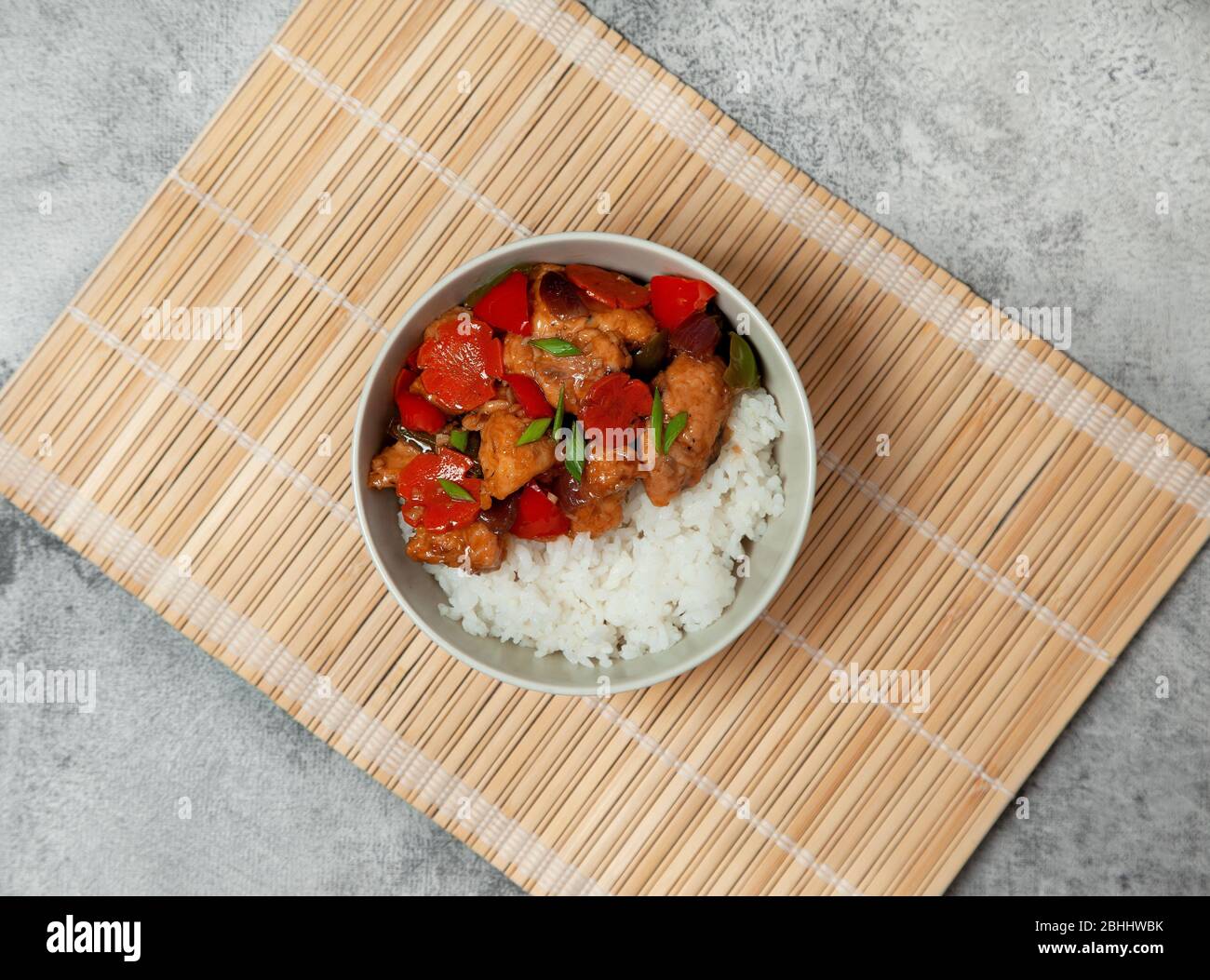 Pollo Manchuriano con verdure, riso in una ciotola leggera. Vista dall'alto Foto Stock