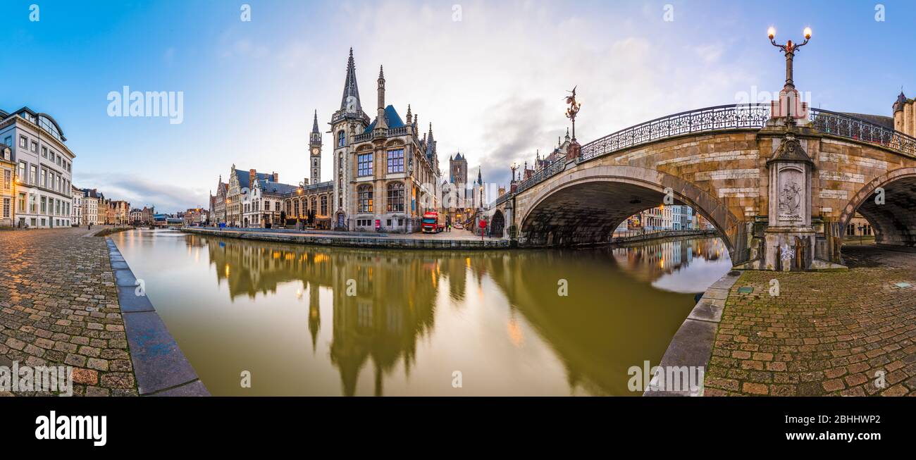 Gand, Belgio città vecchia dal Graslei sono all'alba. Foto Stock