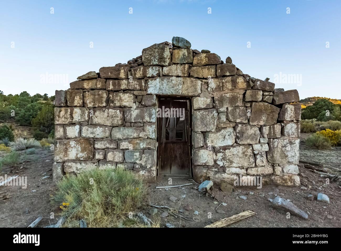 Rovina di un edificio in pietra muratura nella vecchia città fantasma mineraria in argento e cinabro di Ione, Nevada, USA [Nessun rilascio di proprietà; disponibile per l'editoriale l Foto Stock