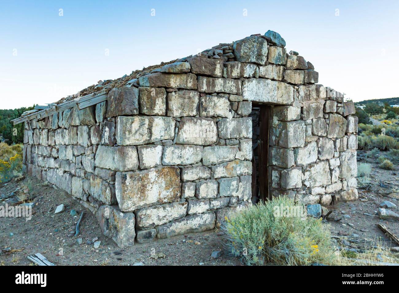 Rovina di un edificio in pietra muratura nella vecchia città fantasma mineraria in argento e cinabro di Ione, Nevada, USA [Nessun rilascio di proprietà; disponibile per l'editoriale l Foto Stock