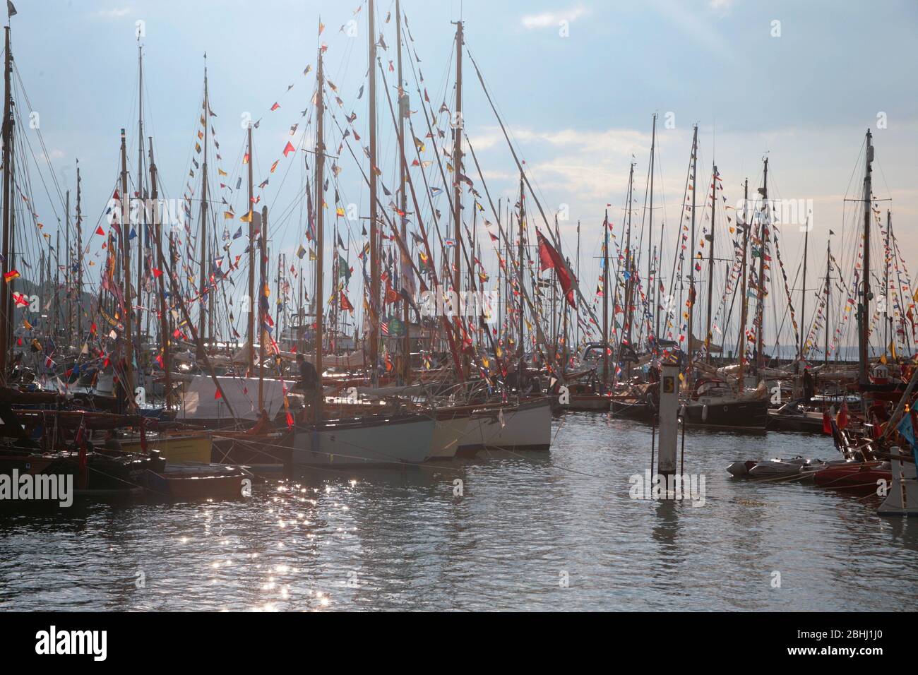 Yacht tradizionali, vestiti in tuta, ormeggiati nel porto di Yarmouth per il Festival dei vecchi Gaffers: Isle of Wight, Inghilterra, Regno Unito Foto Stock