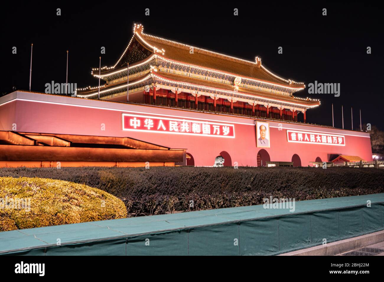 02 gennaio 2020, Pechino Cina: La porta della pace celeste di notte con la grande immagine di Mao Zedong Foto Stock