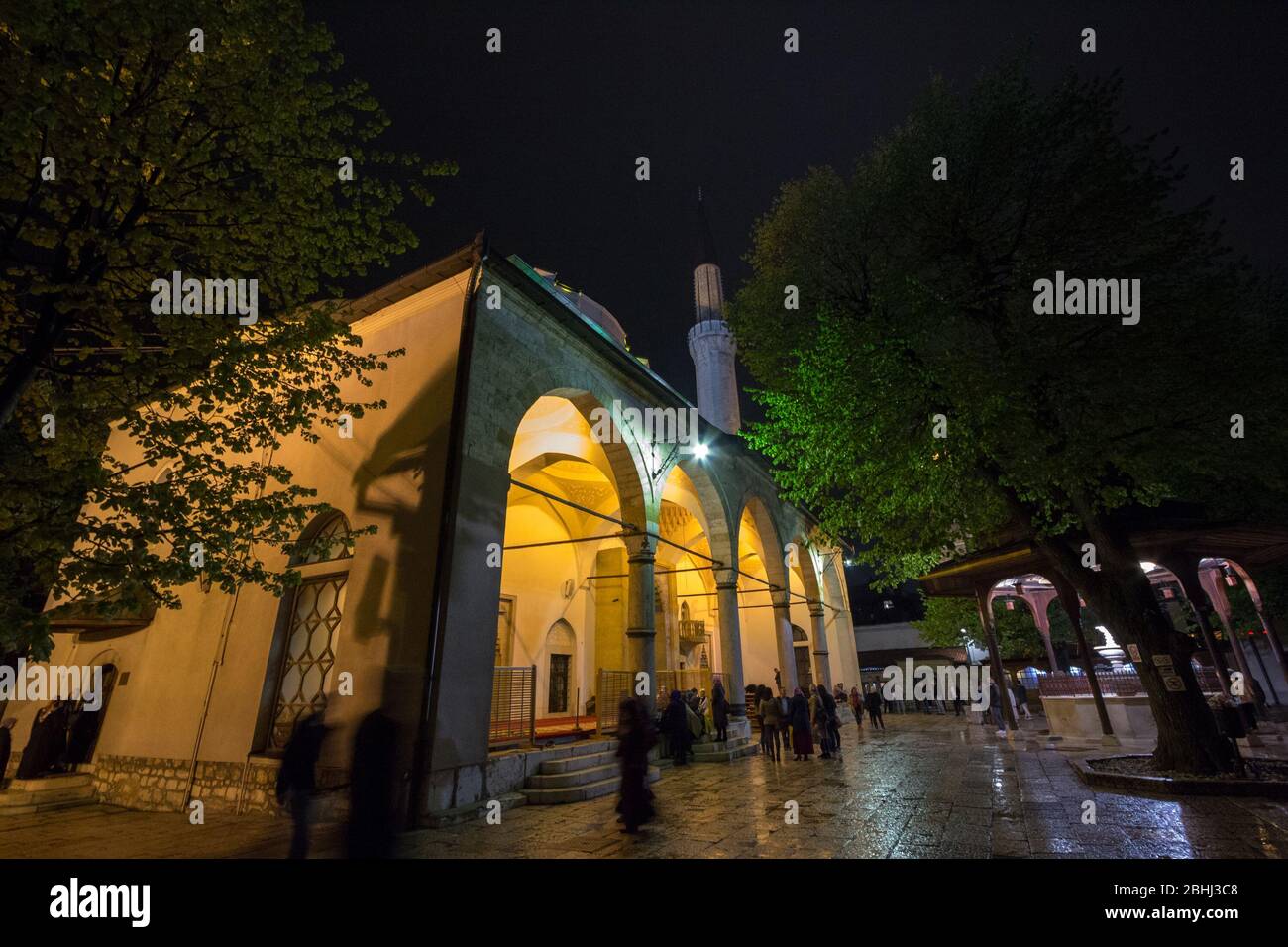 SARAJEVO, BOSNIA ERZEGOVINA - 15 APRILE 2017: Persone che pregano di fronte alla moschea di Gazi Husrev Begova a Sarajevo. La moschea è il punto di riferimento principale di Th Foto Stock