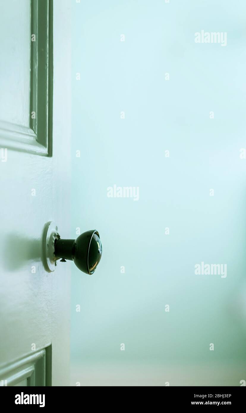 Una porta interna vintage aperta e una manopola della porta con spazio per le copie Foto Stock