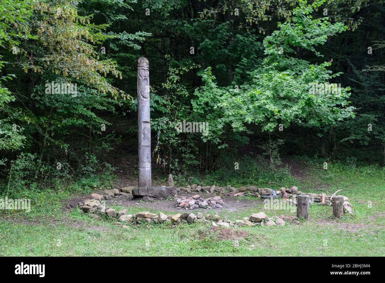 Il tempio di Dagboga, un idolo pagano nella foresta montana di Shapsugi. Dazbog Foto Stock