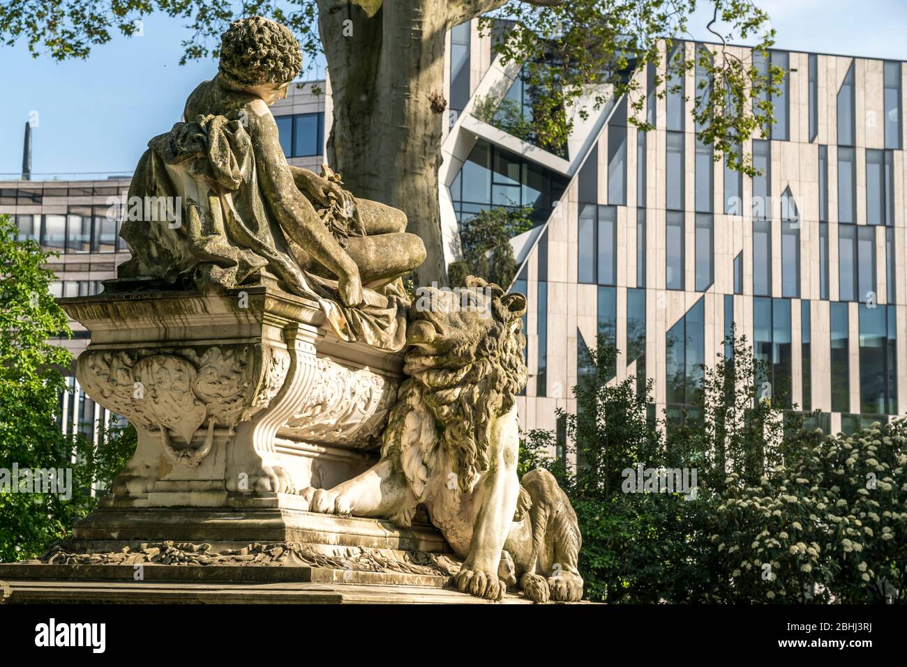 Kriegerdenkmal im Hofgarten, Landeshauktstadt Duesseldorf, Nordrhein-Westfalen, Deutschland, Europa | Memoriale di guerra ai giardini di Hofgarten, sta federale Foto Stock