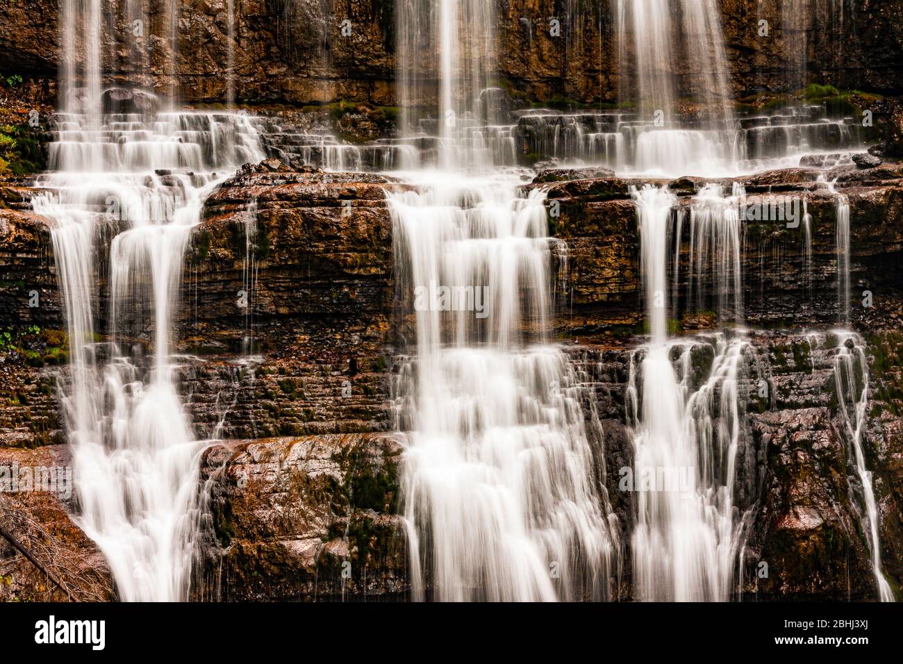 Italia Trentino - le cascate della Vallesinella sono divise in tre parti e si trovano nel Gruppo Brenta vicino alla cascata di Madonna di Campiglio Foto Stock