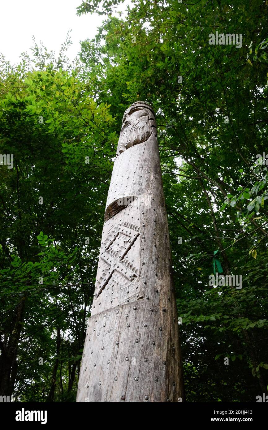 Il tempio di Dagboga, un idolo pagano nella foresta montana di Shapsugi. Dazbog Foto Stock