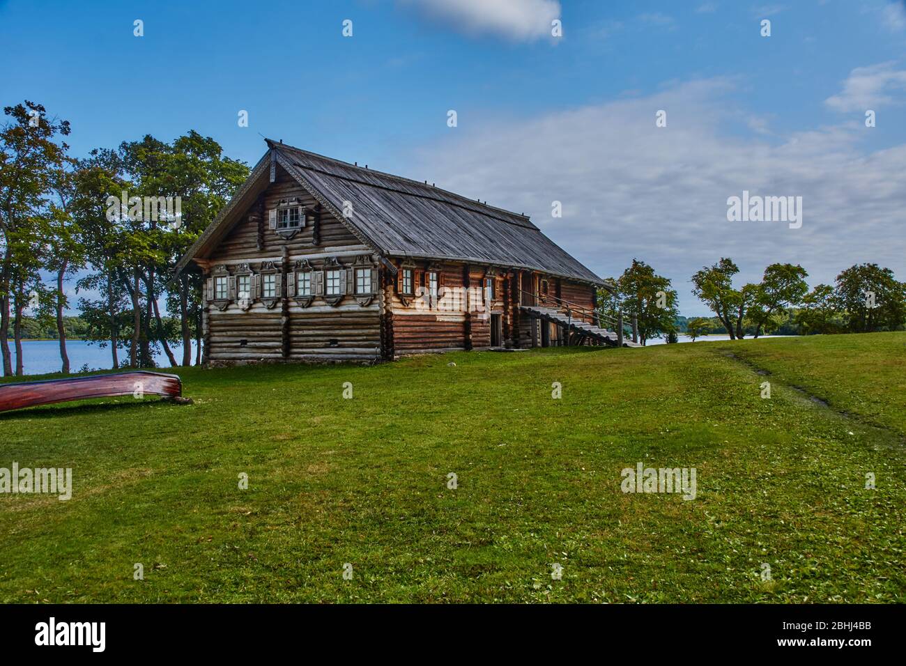 Una grande casa di legno è usata per immagazzinare i battelli da pesca.si può vedere le barche e la scala lungo la quale le barche sono spostate al fienile Foto Stock